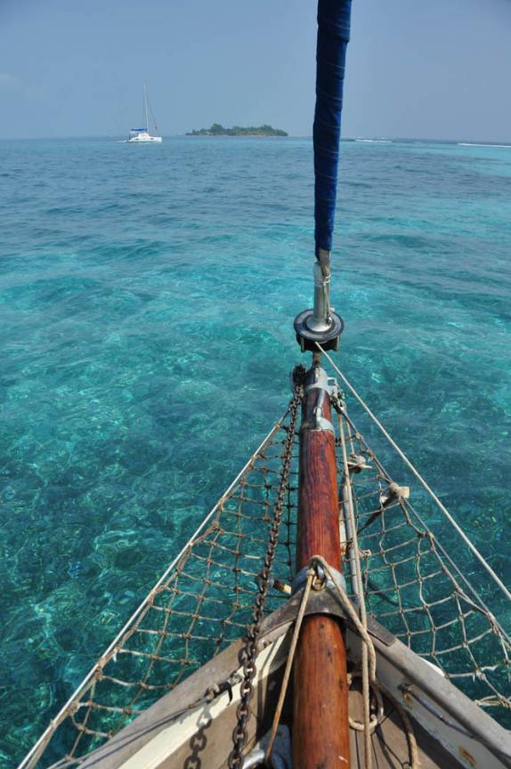 Velejando na água azul-piscina da grande barreira de corais, em Belize